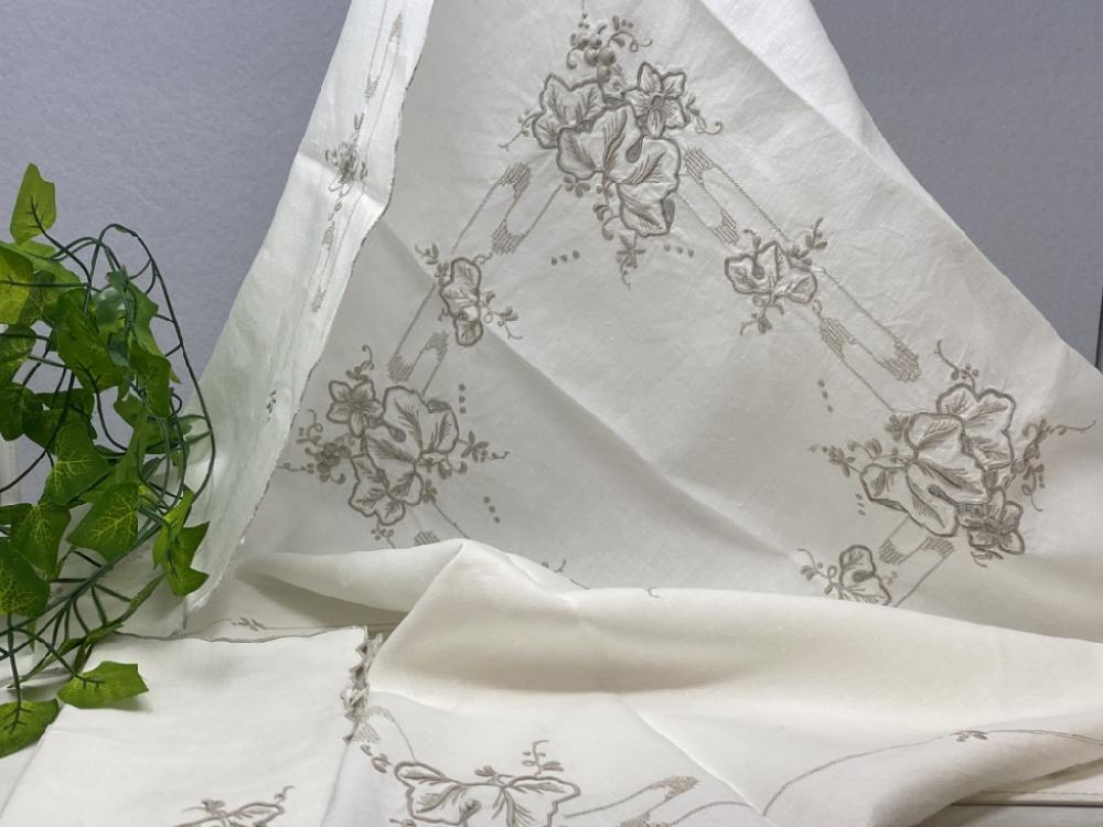 Mercatopoli Tavaglia Da Tè Bianca Ricamata Con 6 Tovaglioli 83x83cm