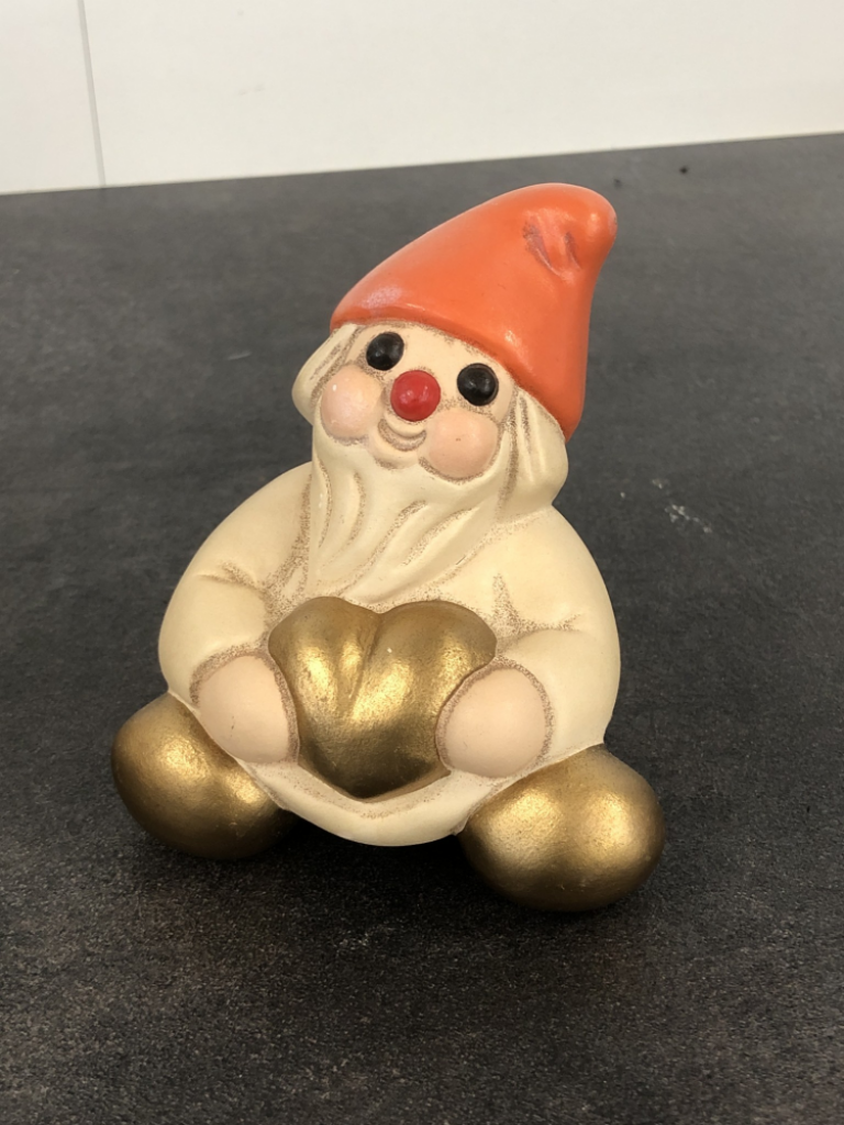 Mercatopoli Thun Gnomo Seduto Tunica Beige Cuore Dorato