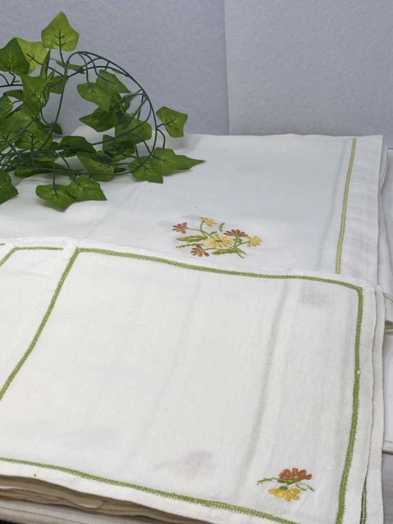 Mercatopoli Tovaglia Bianca Misto Lino Ricamata A Mano Fiori + 12 Tovaglioli 160x145cm