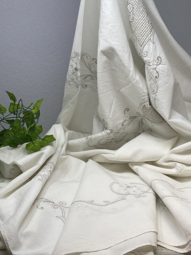 Mercatopoli Tovaglia Bianca Ricamata A Mano Con 12 Tovaglioli 170x210cm