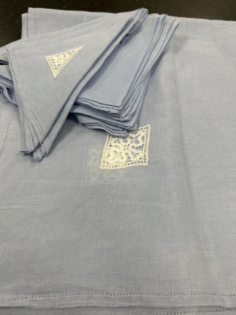 Mercatopoli Tovaglia Bisso Azzurra Per 8 Ricami Bianchi