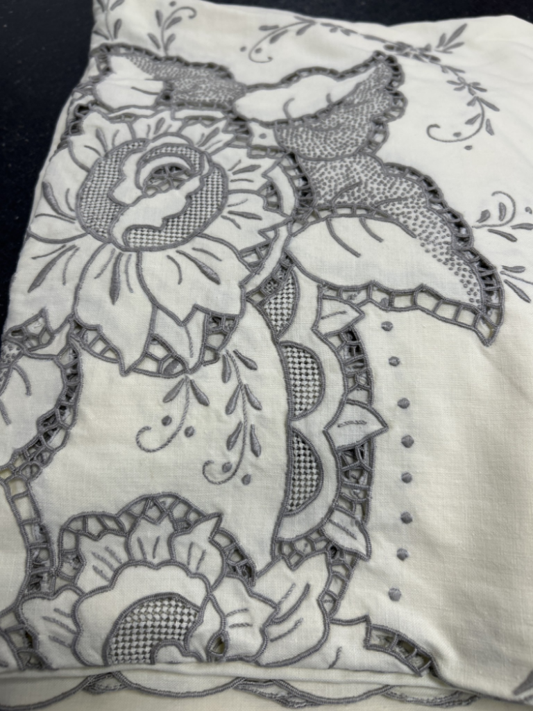 Mercatopoli Tovaglia Giallina Per 12 Ricami Ecru Fiori Traforati