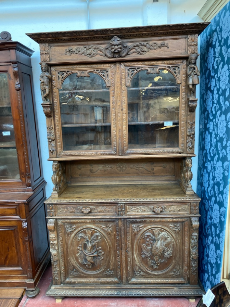 Mercatopoli Vetrina In Castagno Intargliata Con Qualche Piccolo Difetto Cm 153x56 H 245