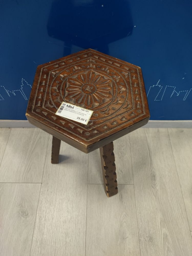 Mercatopoli Vintage Sgabello Tre Piedi In Legno Massiccio Lavorato